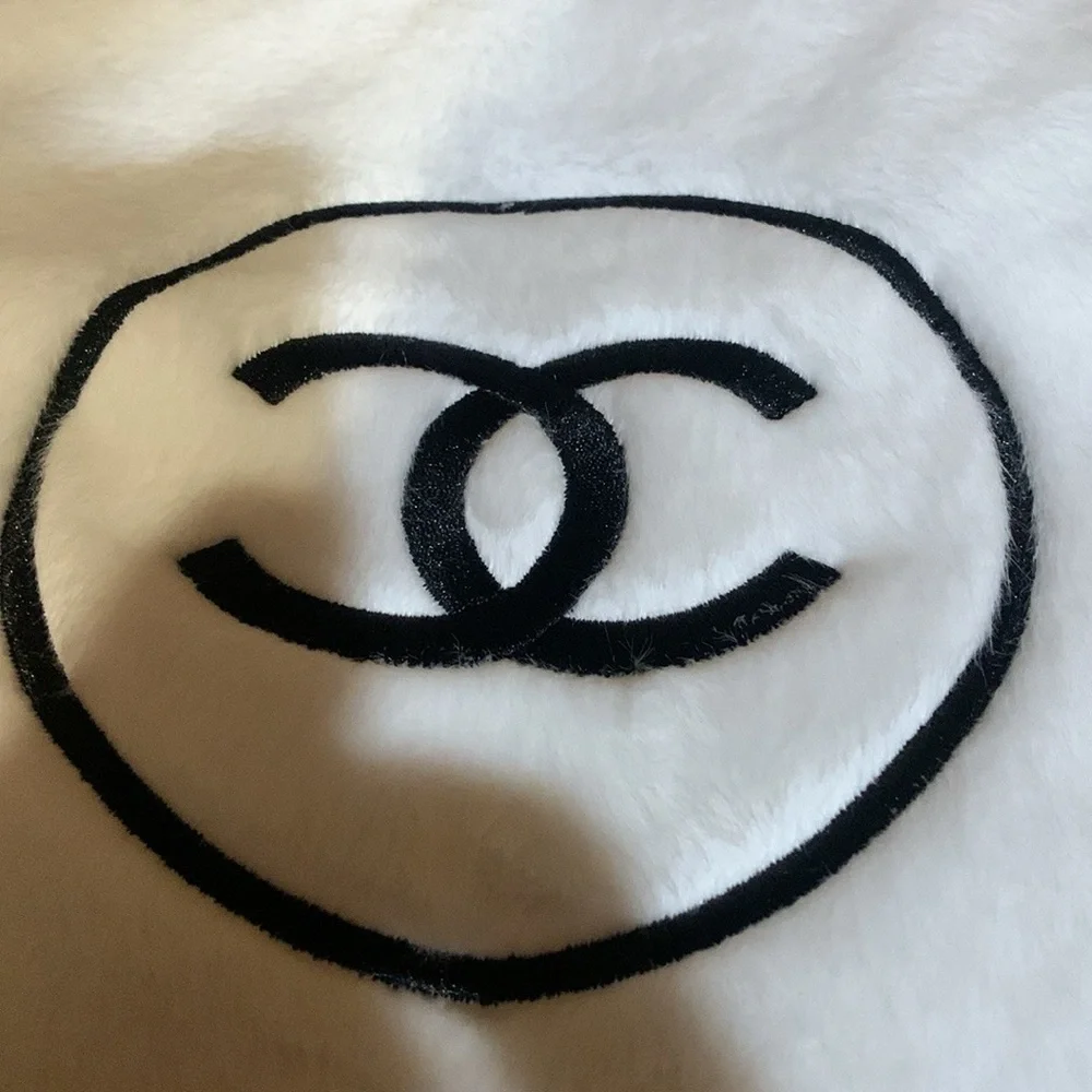 Absolutely adorable authentic rare,collectible white Chanel furry pouch/clutch. - Picture 15 of 17